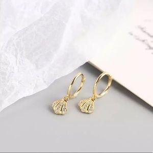 Gold plated shell shape  jewelry earrings Huggies